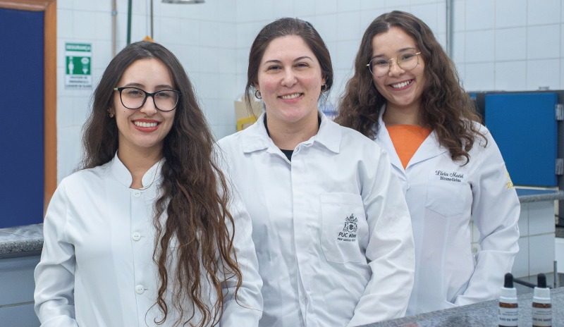 As alunas Lívia Oliveira Maciel, Tânia Cecília Cardoso de Oliveira Marques e Marcella Romanhol de Almeida do Curso de Biomedicina do Campus Betim | Foto: Guilherme Simões