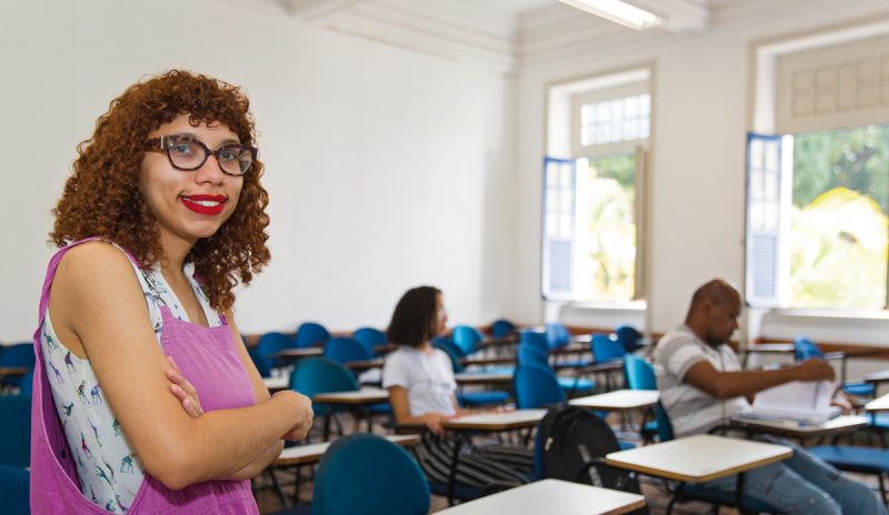 Gabriela Lages, do 7º período do Curso de Letras, é a responsável pelas aulas de inglês | Fotos: Raphael Calixto