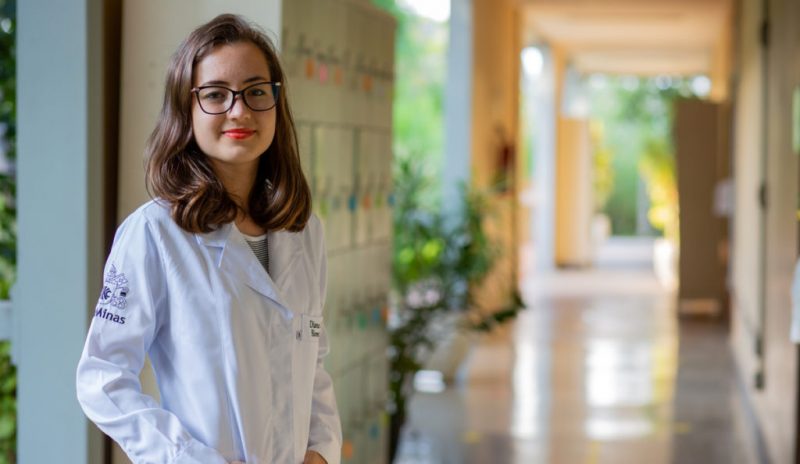 A aluna de Biomedicina Diana Resende Costa, uma das autoras da apostila | Foto: Bruno Timóteo