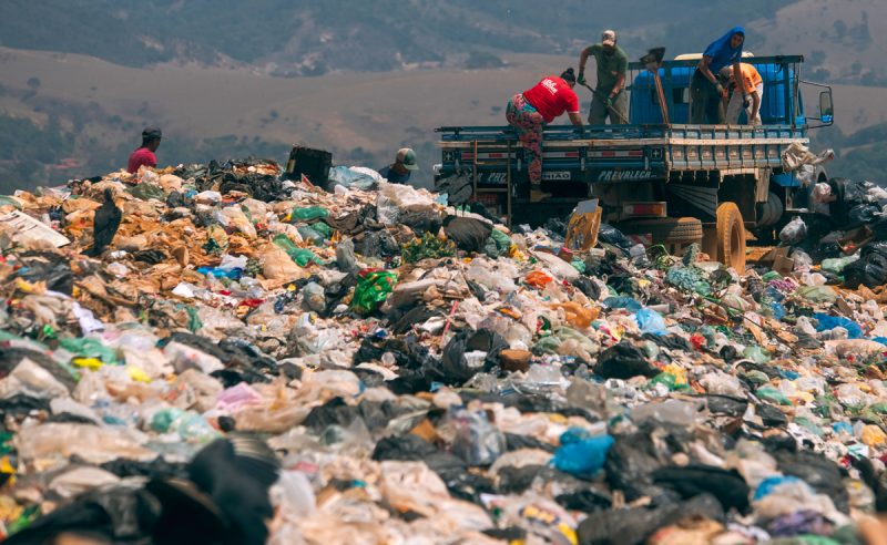 Distrito de Azurita, Mateus Leme: uma das 11 cidades que descartam lixo de maneira irregular na região Sudeste, de acordo com a Abetre | Foto Raphael Calixto