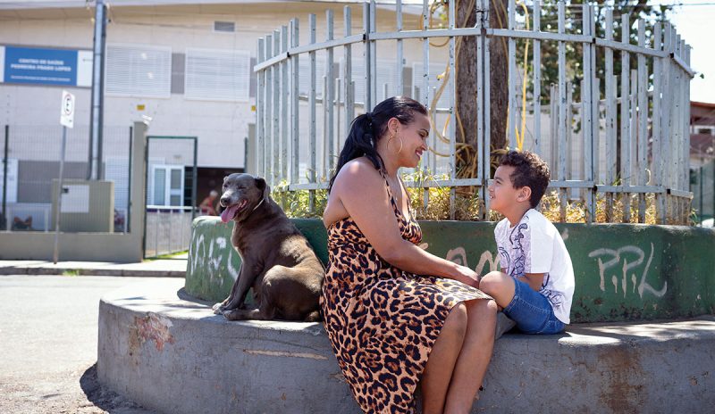 Daniela Monteiro com o filho mais novo, Dominique, de 7 anos, com quem mora na Pedreira Prado Lopes desde o ano de 2021 | Foto: Raphael Calixto