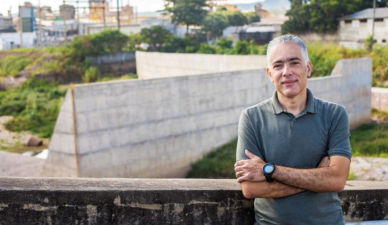 Prof. Antoniel Fernandes, na Bacia de Contenção do Córrego Ferrugem | Foto: Nathália Farnetti